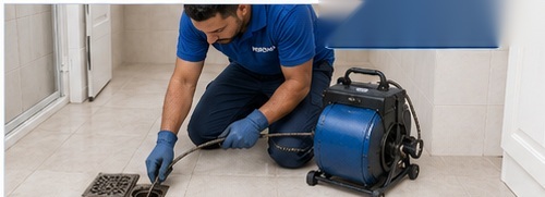Técnico da Hidrovap realizando desentupidora de ralo